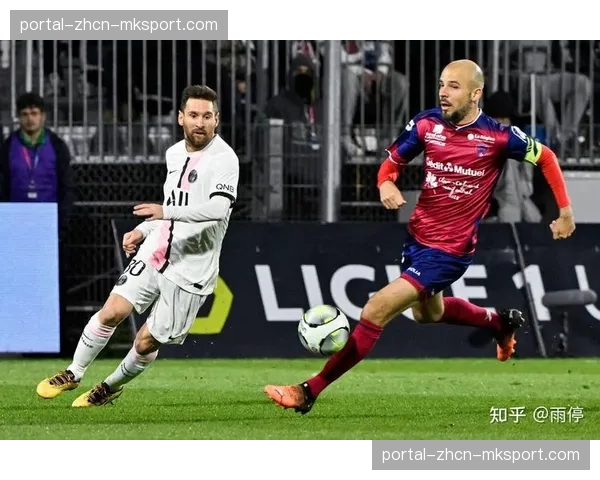 特写:前法国国脚,现克莱蒙教练加斯蒂安在场边指挥的90分钟