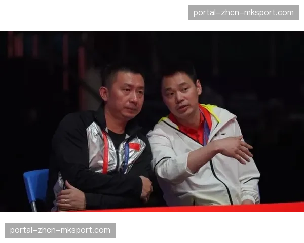 场边的“定海神针”:镜头记录下教练罗毅刚在陈雨菲每一分后的表情