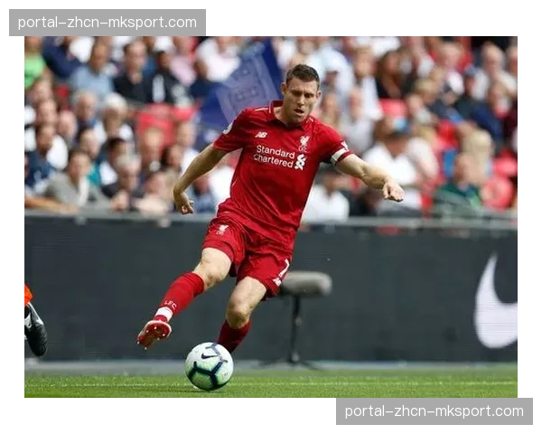 终场哨响，老将米尔纳与队友逐一拥抱告别安菲尔德