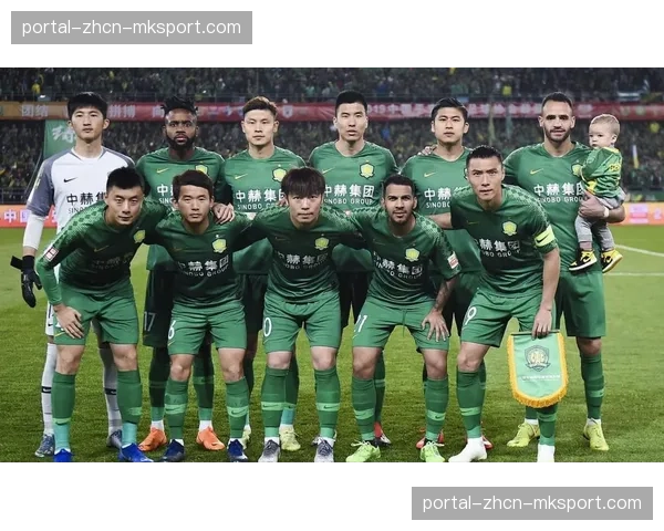 终场哨响，北京国安球员张玉宁争抢头球后掩面离场